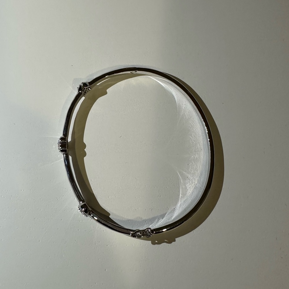 Silvery bangle with three sparkly hearts - Picture 4 of 4